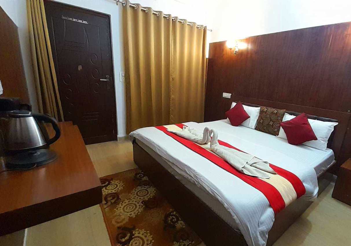 Hotels near Triyuginarayan